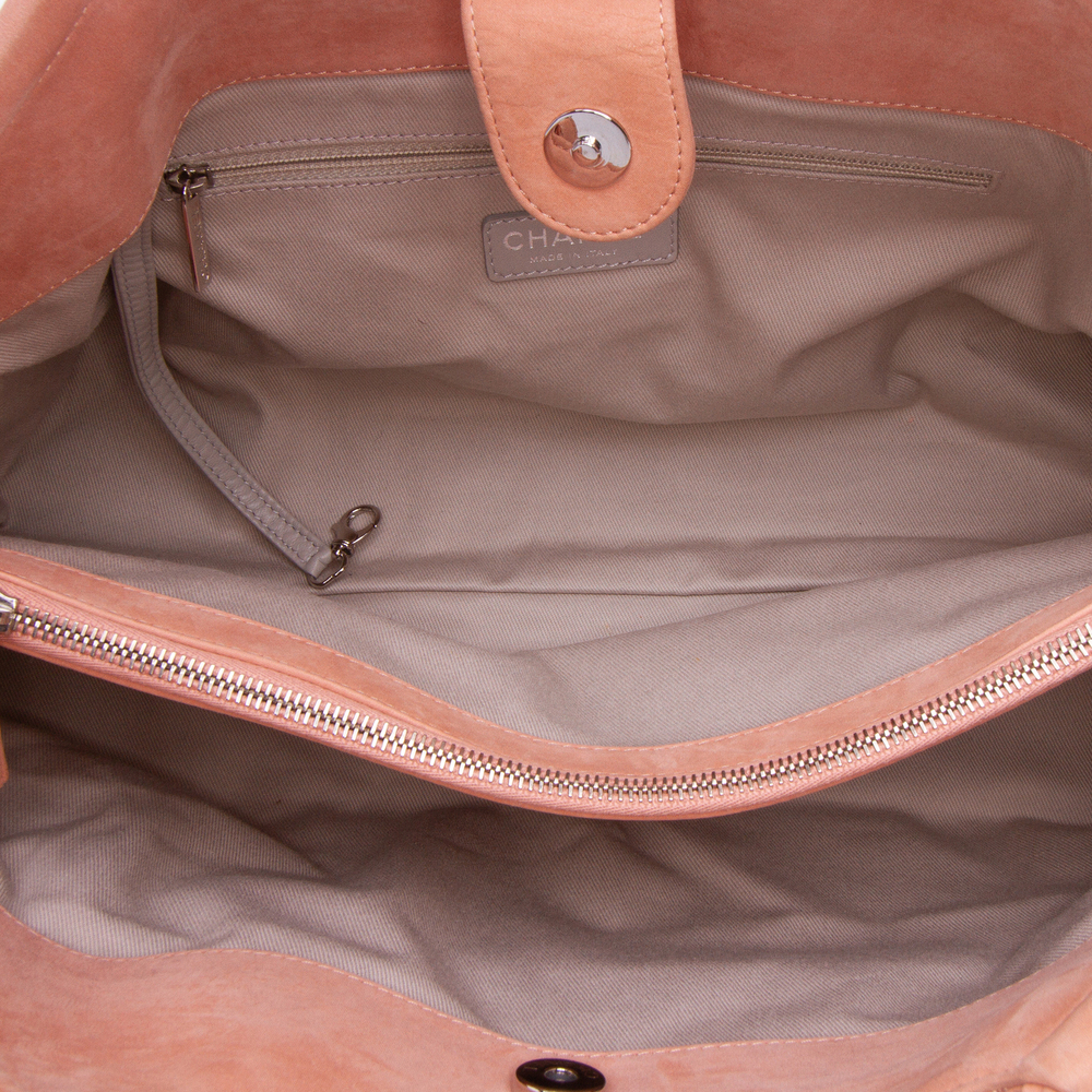 Pre-Loved Chanel Small Iridescent Calfskin Sea Hit Tote - Picture 4 of 10